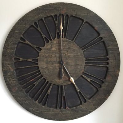Niepowtarzalny duży zegar ścienny w stylu średniowiecznym z cyframi rzymskimi