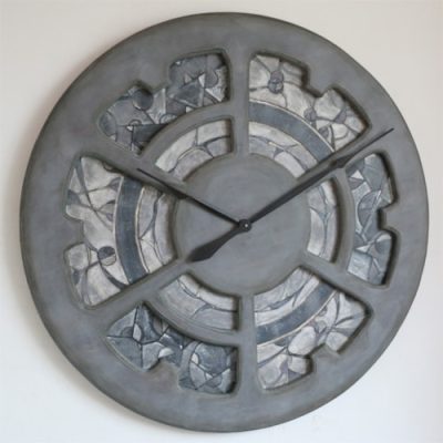 Ten kosztowny ręcznie malowany zegar artystyczny jest wykonany ręcznie z dwóch dużych paneli z drewna sosnowego, który nadaje jej niepowtarzalne piękno i dodaje unikatowy charakte
