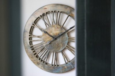 Duży nowoczesny zegar ścienny z cyframi rzymskimi