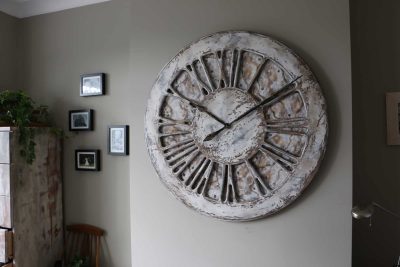 Przepiękne rękodzieło - Biały Zegar Na Ścianę w Stylu Chabby Chic. Cyfry Rzymskie wykonany z drewna