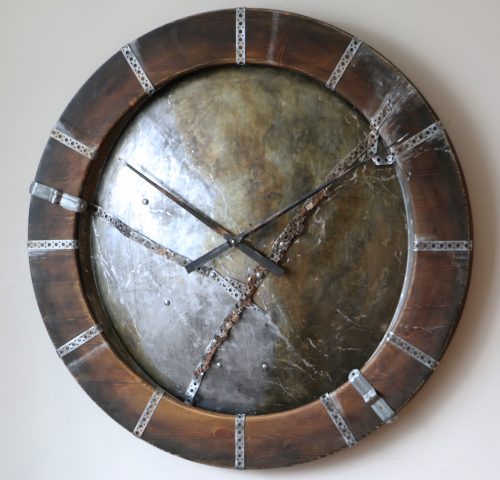 duży zegar industrialny z metalu i drewna