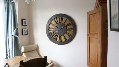 Duży zegar ozdobny na ścianę ze złotym tłem