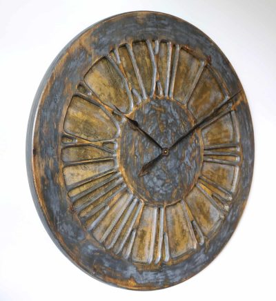 drewniany zegar ozdobny na ścianę z lewej strony