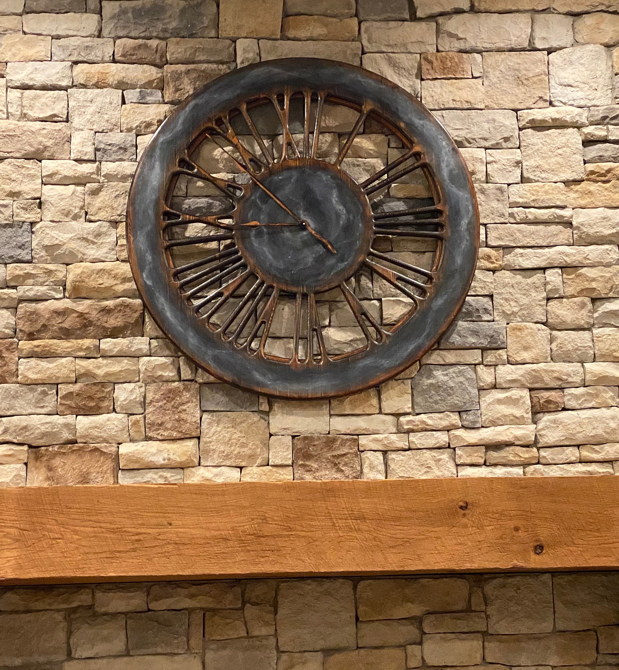 zegar ścienny z drewna z rzymskimi cyframi